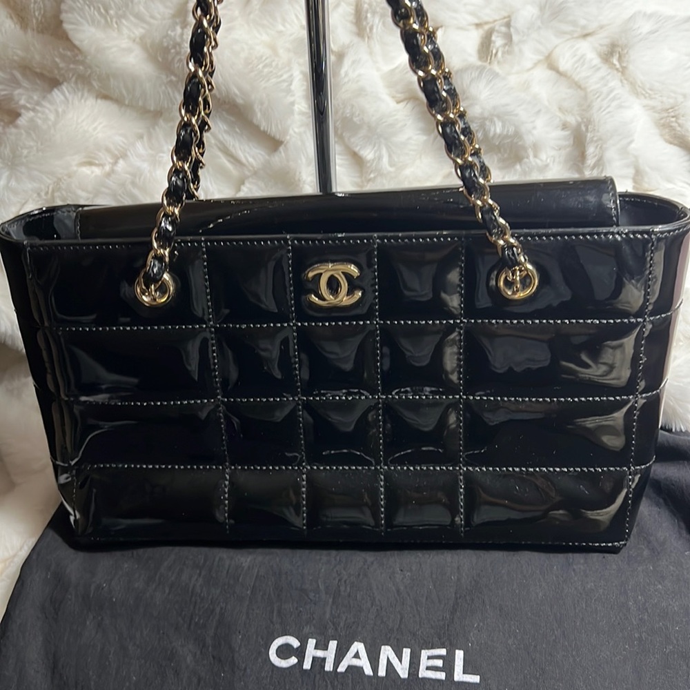 SOLD. Classic CC Shopping patent leather handbag